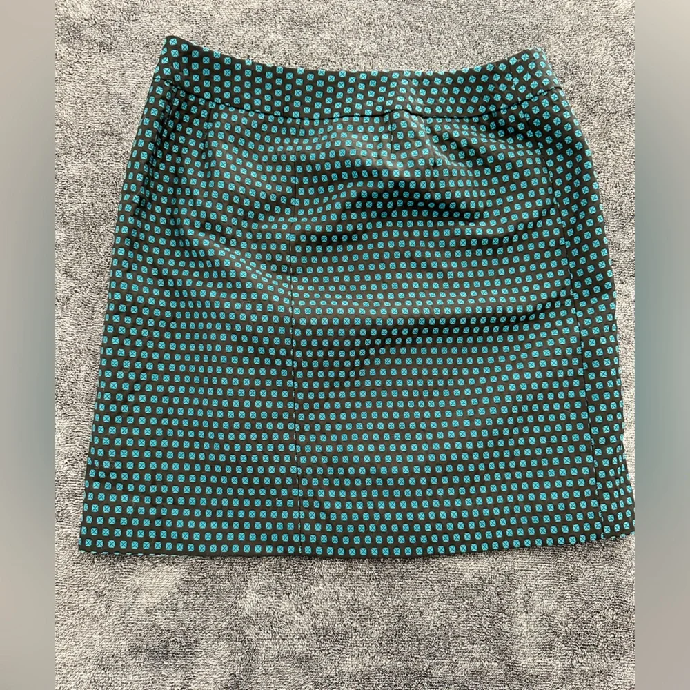 Ann Taylor LOFT - Women's Black/Green Pencil Skirt, Side Zip, Size 6P - Picture 2 of 7